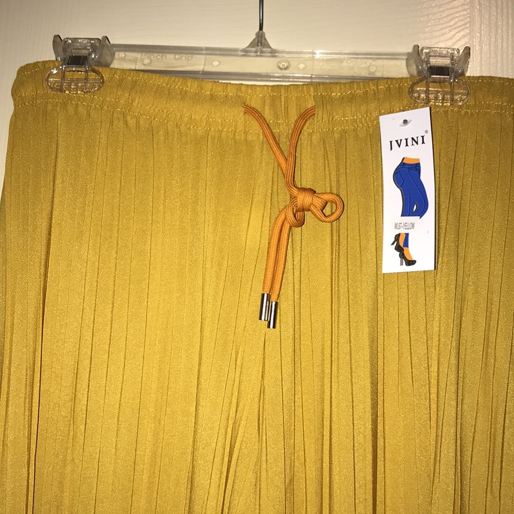Woman’s Jvini Pleated Pants
